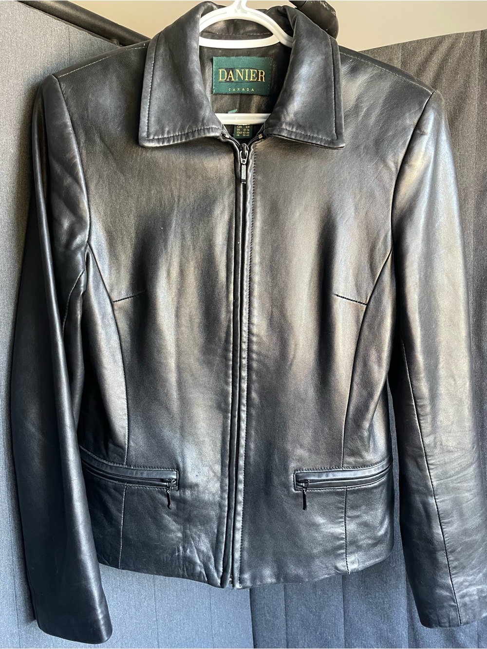 Danier vintage tailored women’s black leather jacket size 8-10